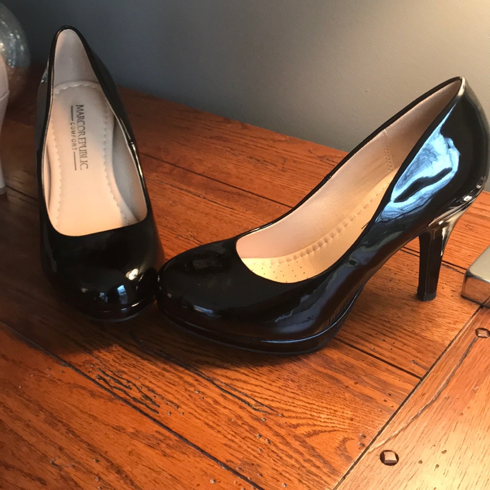 Never worn heels.Size 61/2 fits more like a 7